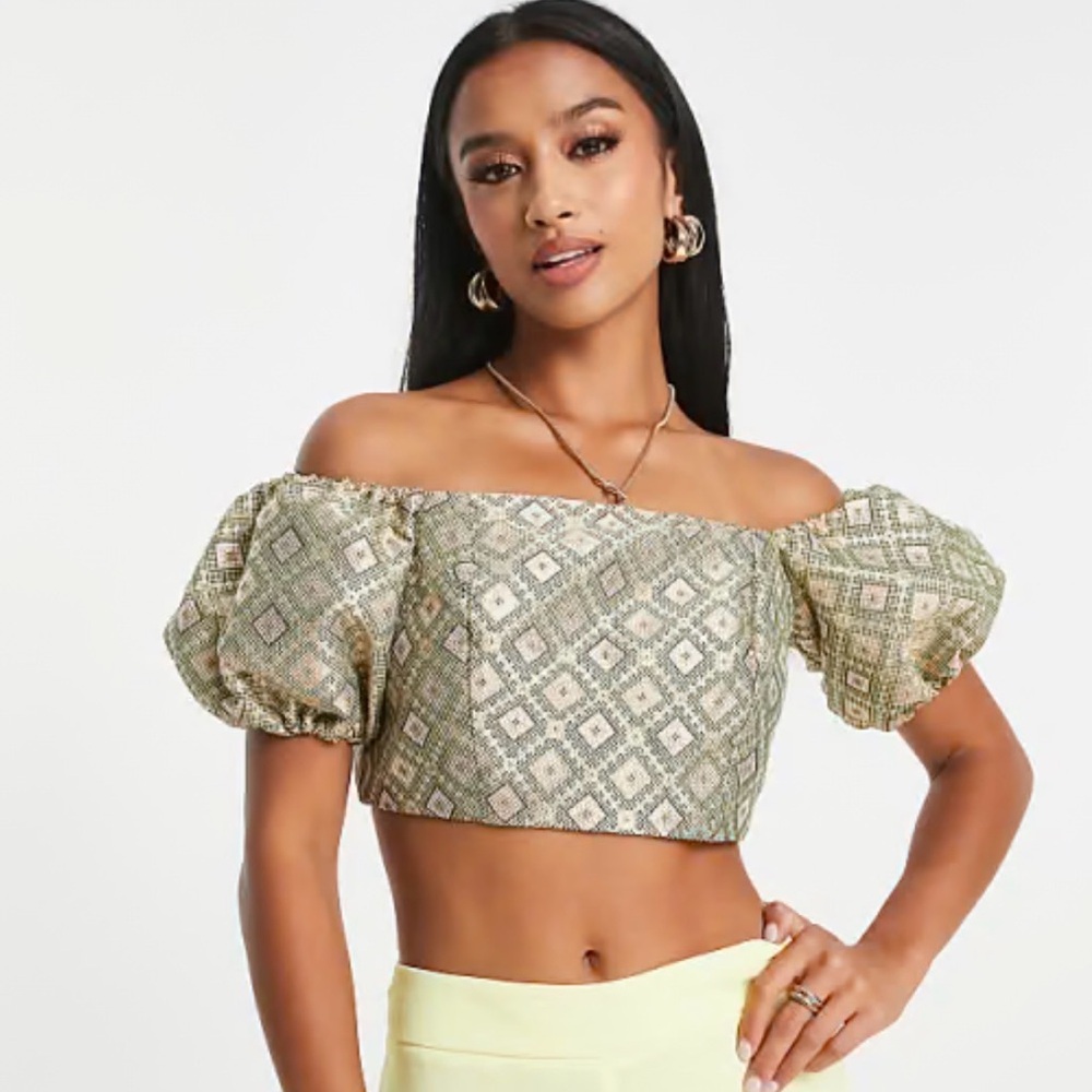 Textured geometric puff sleeve top. Very flattering, worn once.